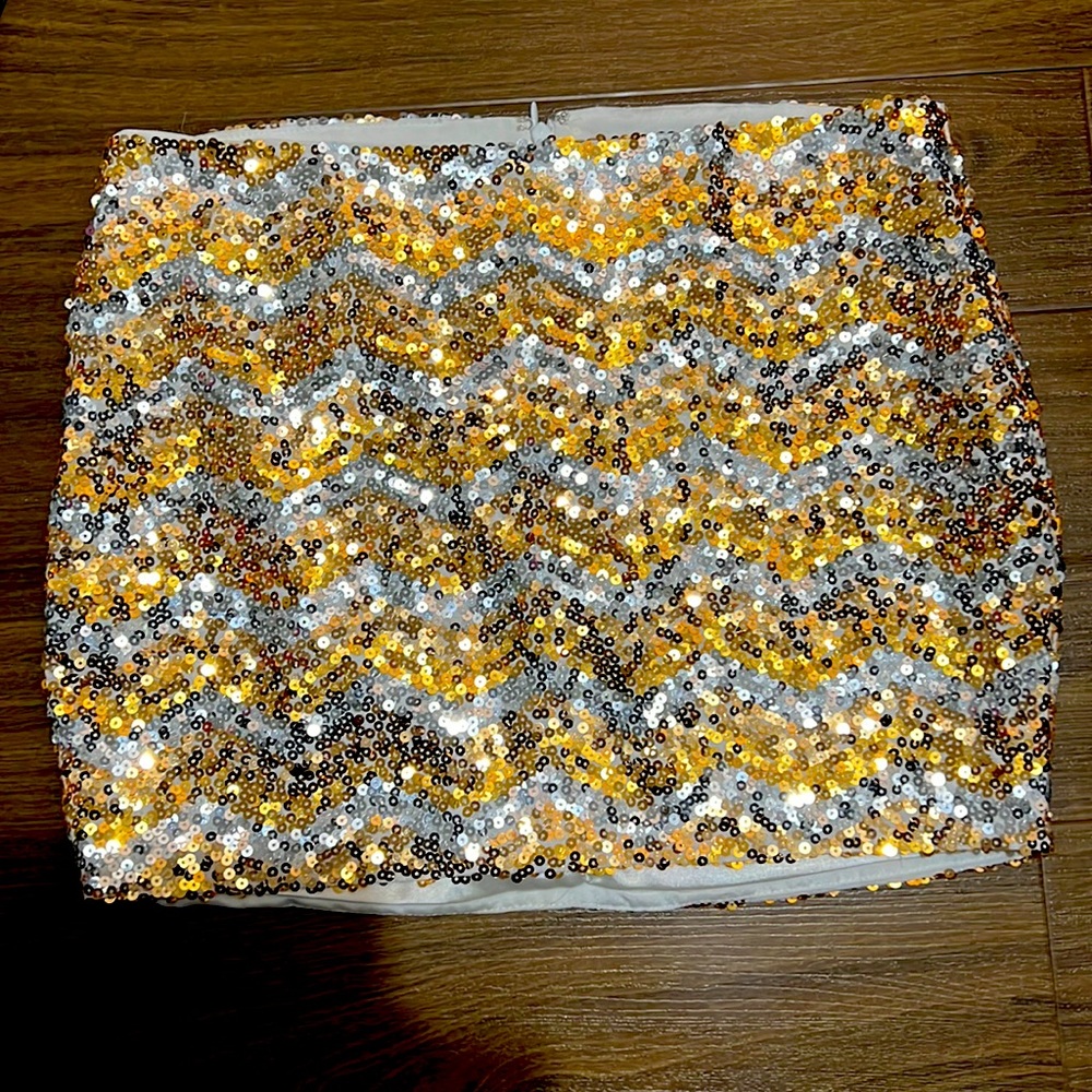 2b BEBE gold and silver zig zag sequence skirt